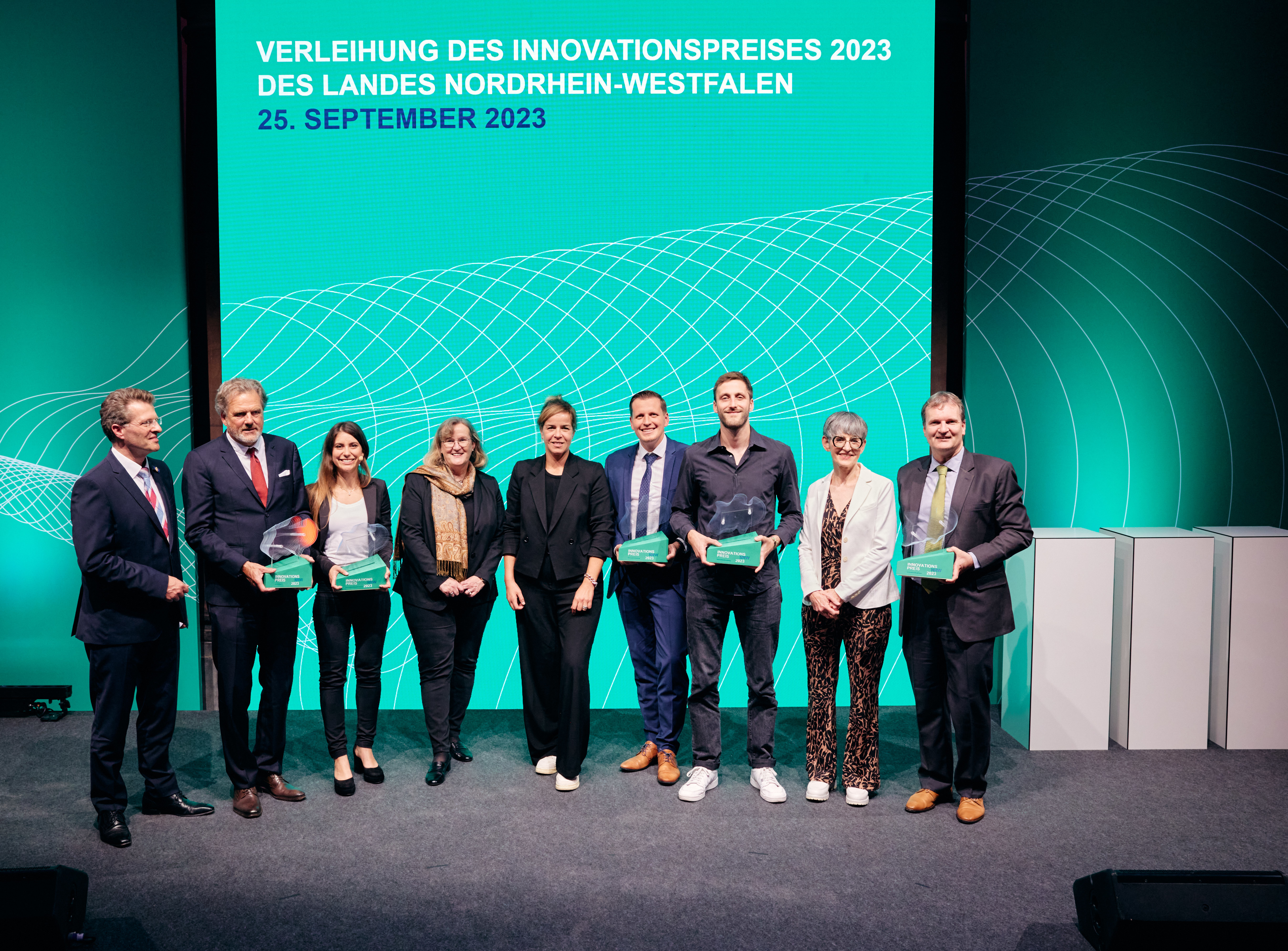 Gruppenbild der Gewinner des Innovationspreises 2023 mit Ministerin Neubaur