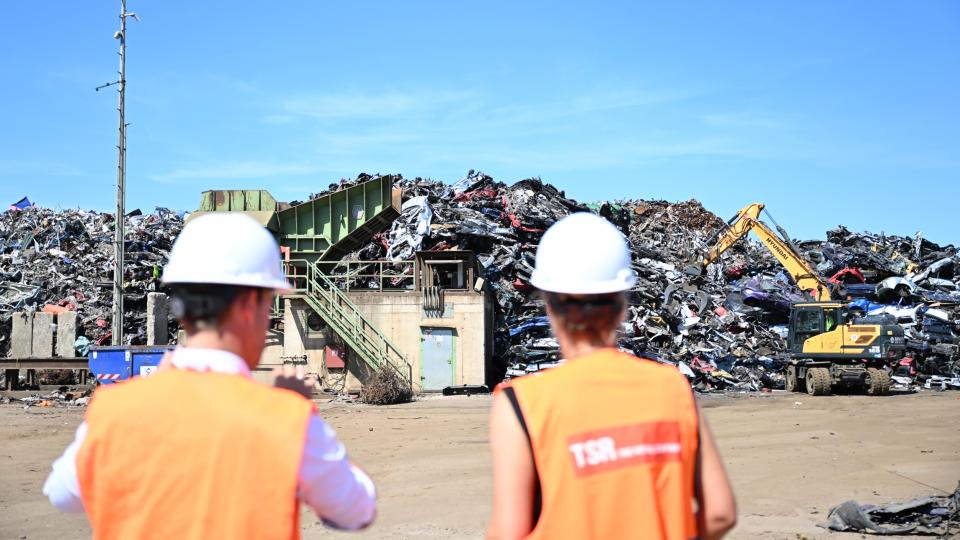 Ministerin Neubaur besucht die Schrottinsel der TSR Recycling GmbH & Co.KG in Duisburg