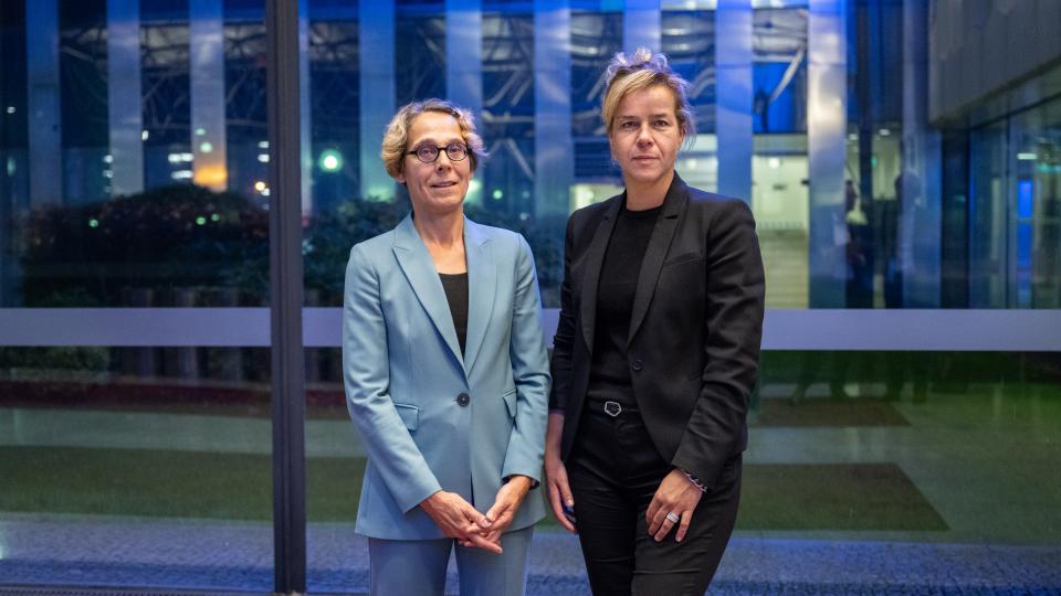 Sabine Jahn, Geschäftsführerin der Clearingstelle und Ministerin Neubaur