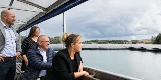 Ministerin Neubaur besucht schwimmende PV-Anlage in Wesel